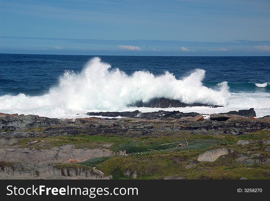 Sea wave splashing