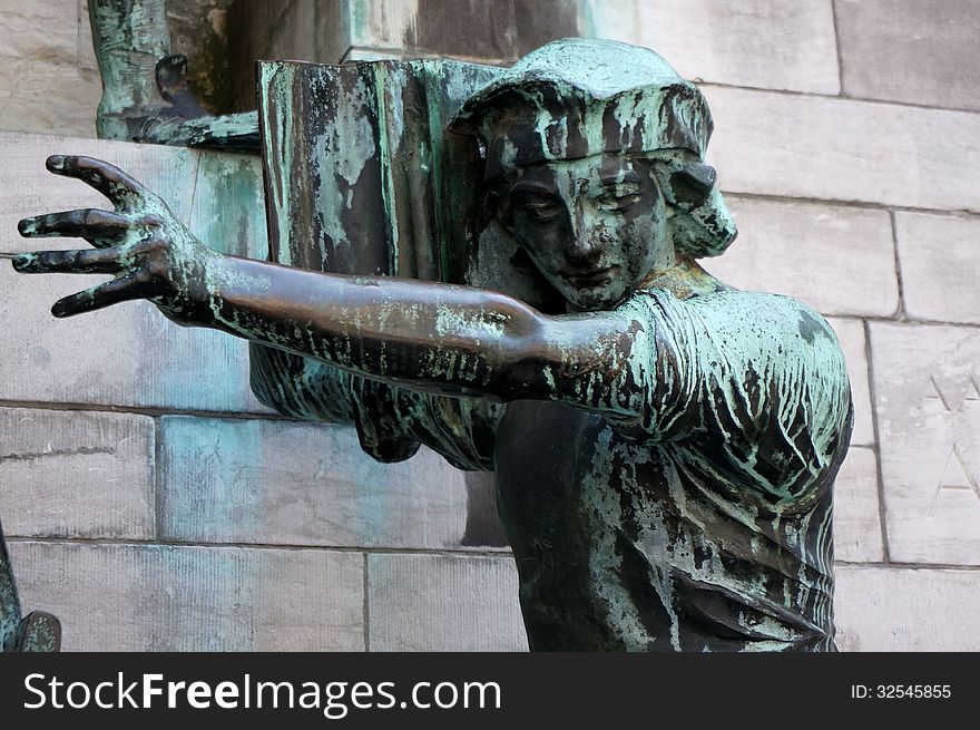 Sculpture of a worker in Antwerp.