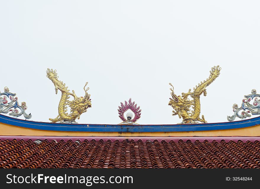 Twin statue of dragons on the roof