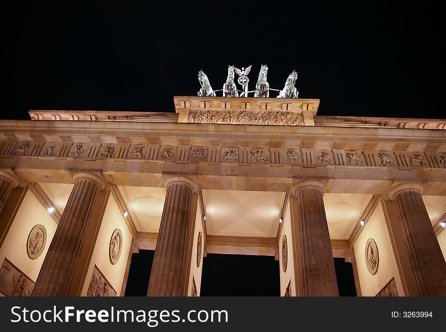 The top of the brandenburg gate at night