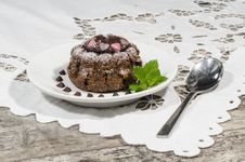Diet Chocolate Cupcakes On Yeliow Plate Mint Leaf Royalty Free Stock Images