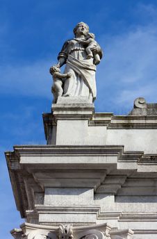 Statue At The Top Of A Neoclassic Building Royalty Free Stock Photography Statue At The Top Of A Neoclassic Building Royalty Free Stock Photography