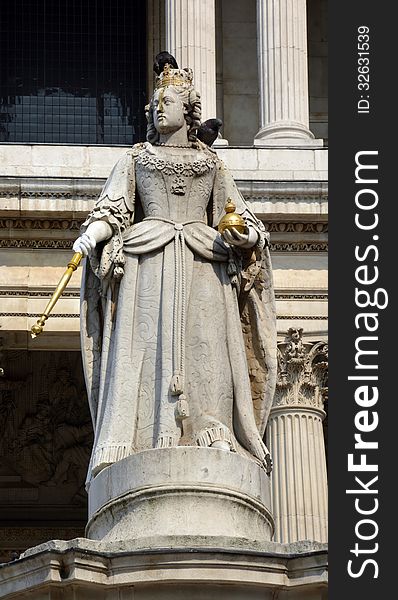 Statue of Queen Anne outside St. Paul&#x27;s Cathedral, London.