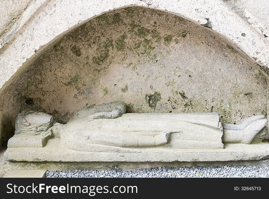 Stone sculpture on a medieval tombstone called a recumbent effigy. Stone sculpture on a medieval tombstone called a recumbent effigy.