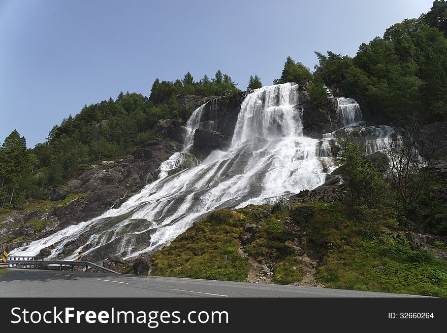 The Fureberg Falls (Norwegian: Furebergfossen) in the Hordaland fylke is a spectacular waterfall of the Fureberg River on the R48 between Odda and Rosendal. You can stop at a parking area next to the falls where you have a magnificent view of the falls.