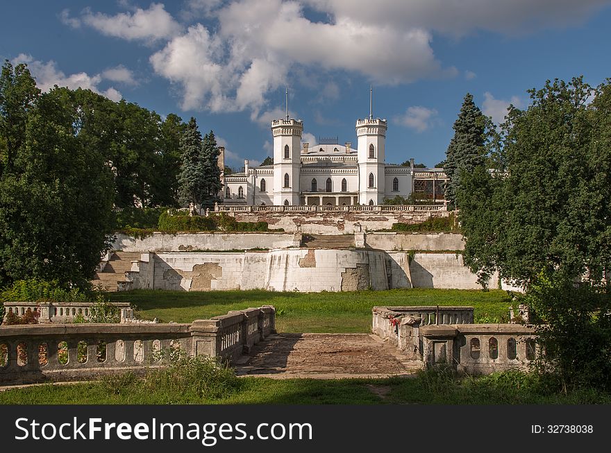 Sharovsky park - an architectural complex, founded in the early XIX century landowner Ol'hovski. At the end of the XIX century, a wealthy sugar purchased by Leopold Koenig.