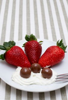 Strawberries And Cream Royalty Free Stock Photo