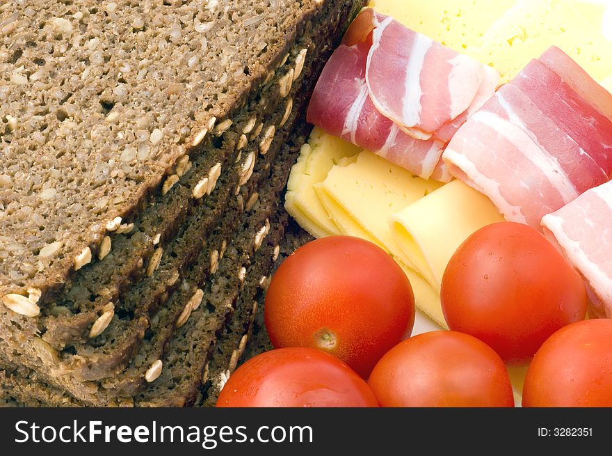 Healthy breakfast, brown bread with seeds, tomatoes, ham and chesse