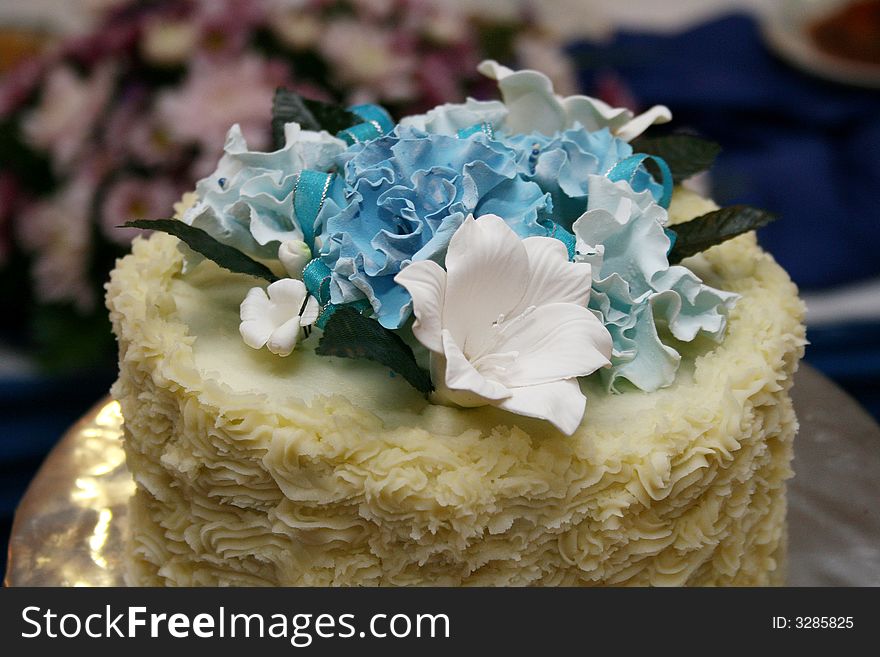 A close-up view of beautifully decorated wedding cake.