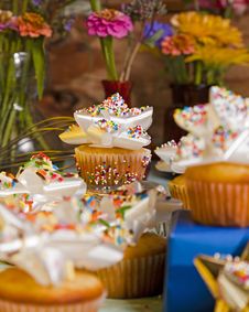 Cupcakes And Bows Royalty Free Stock Photos Cupcakes And Bows Royalty Free Stock Photos
