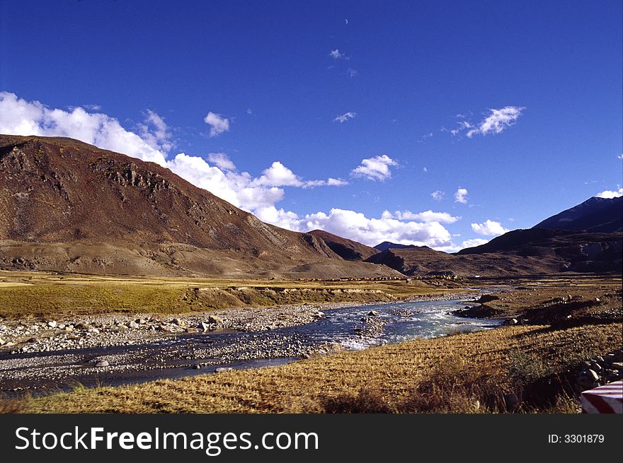 It is a rill of tableland, it is a type physiognomy of tableland, not trees, only grass. because the height above sea level is more than 4,000 m. the location is in Tibet, China (use Koda positive film E100vs) See more my images at :) . It is a rill of tableland, it is a type physiognomy of tableland, not trees, only grass. because the height above sea level is more than 4,000 m. the location is in Tibet, China (use Koda positive film E100vs) See more my images at :)