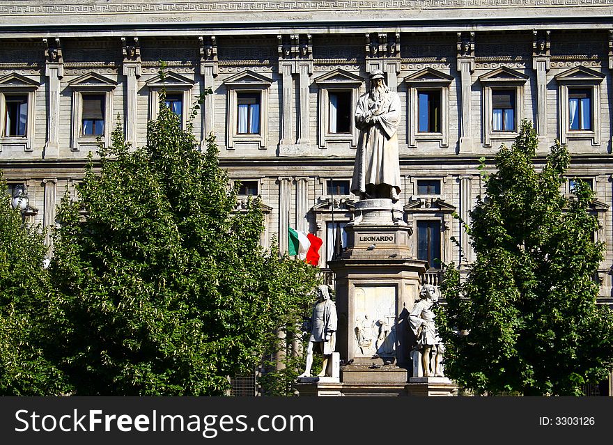 Statue of Leonardo da Vinci in Milan