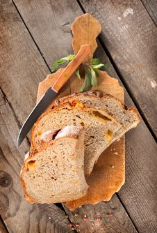 Bread With Knife On A Cutting Board Stock Photography Bread With Knife On A Cutting Board Stock Photography