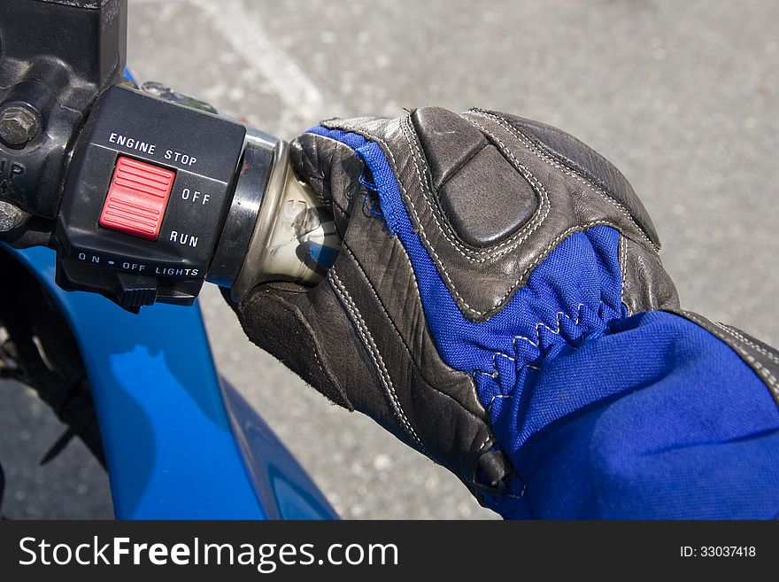Right hand in glove to handle the gas in motorcycles. Right hand in glove to handle the gas in motorcycles