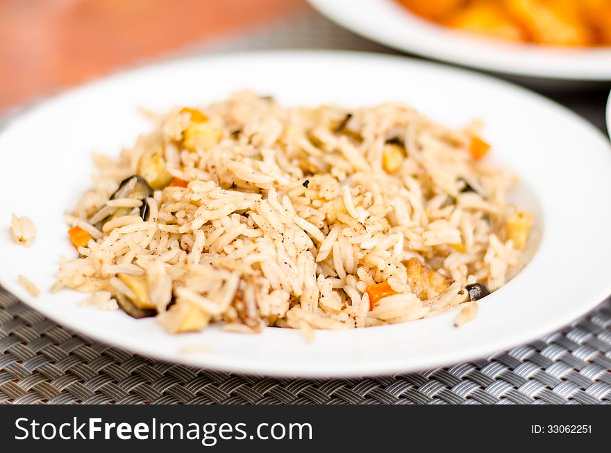 Steamed long rice with cinnamon and eggplants