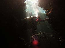 Diver Exploring Cave Royalty Free Stock Photography Diver Exploring Cave Royalty Free Stock Photography