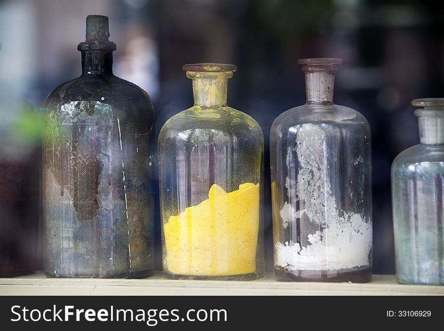 Coloring agent in bottles for giving color to the paint, like van Gogh and Rembrandt did. Coloring agent in bottles for giving color to the paint, like van Gogh and Rembrandt did