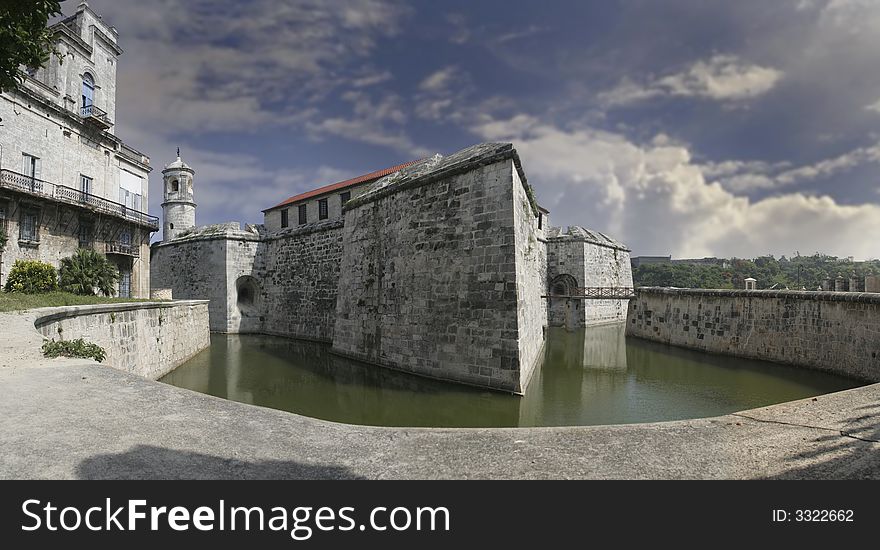 El castillo de La Fuerza es una fortaleza de la epoca de la dominaciÃ³n espaÃ±ola en Cuba. El castillo de La Fuerza es una fortaleza de la epoca de la dominaciÃ³n espaÃ±ola en Cuba