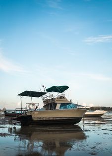 Motor Boat With Low Tide Royalty Free Stock Images Motor Boat With Low Tide Royalty Free Stock Images