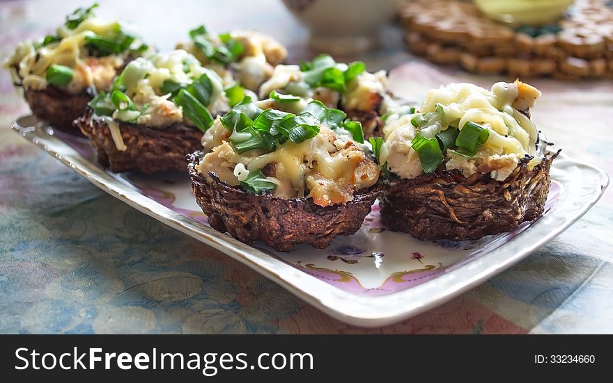 Potato tartlets with chicken fillet and cheese