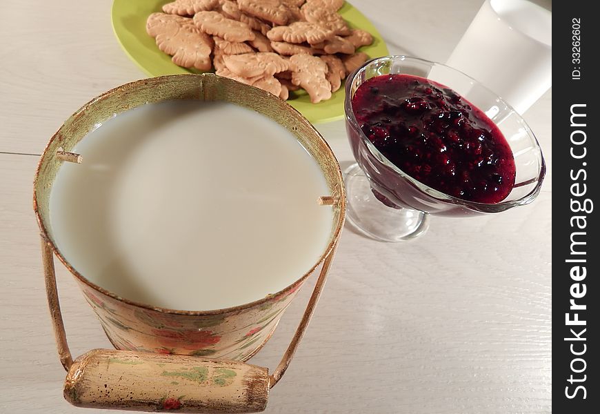 A can of milk and cookies with raspberry jam