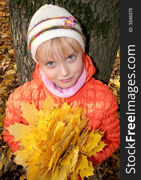 Younng girl with leafs in the hands