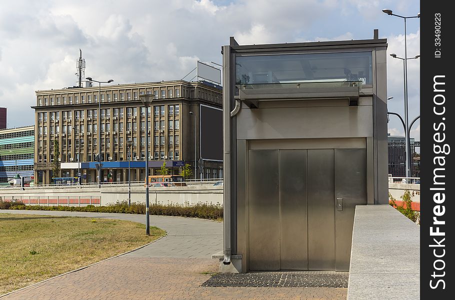 Elevator for handicapped people i to exit the underpass