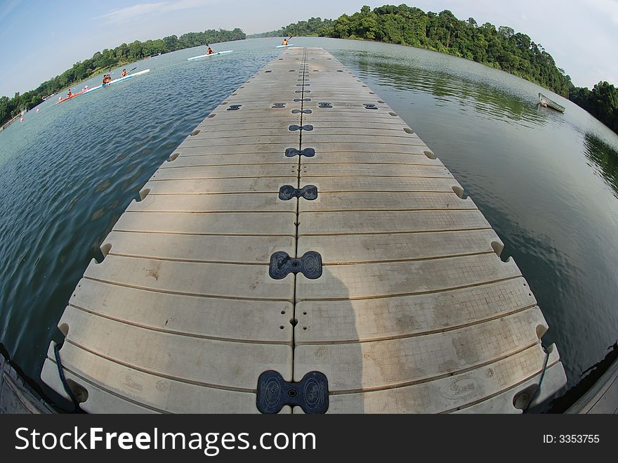 Floating jetty at the reservoir sides