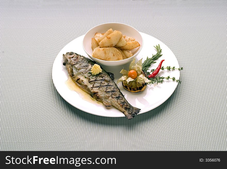 Grilled fish with potatoes and sauce