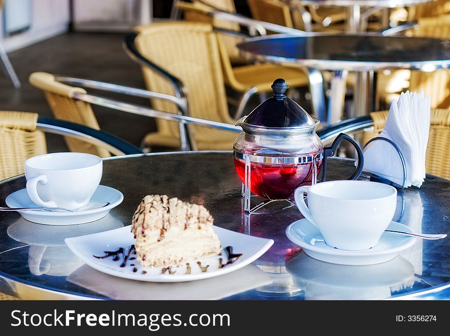 Teapot with red tea and pie