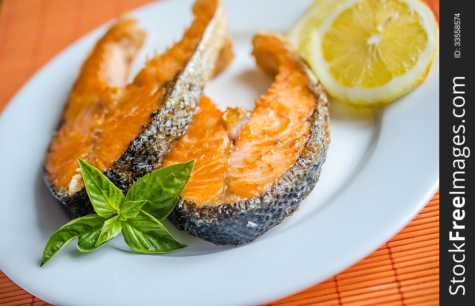 Grilled salmon steaks with basil and lemon