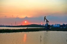 Oil Pumping Machine Lakeside Royalty Free Stock Photos Oil Pumping Machine Lakeside Royalty Free Stock Photos