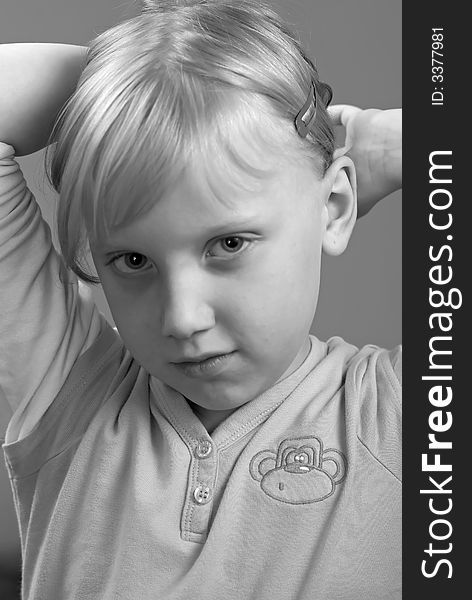 B&W portret child in studio. The beautiful model.