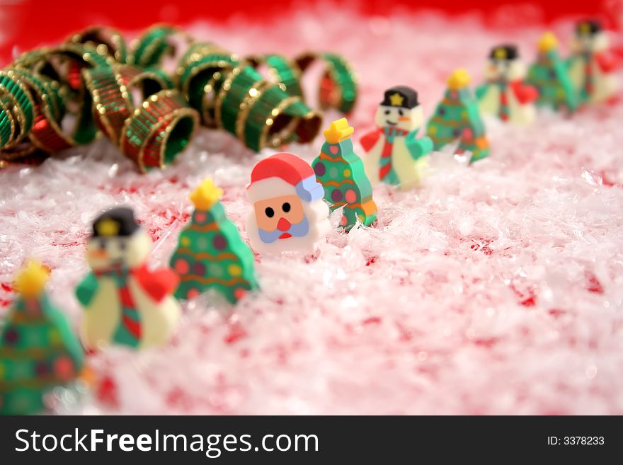 Christmas decoration on snow carpet.(Objets). Christmas decoration on snow carpet.(Objets)