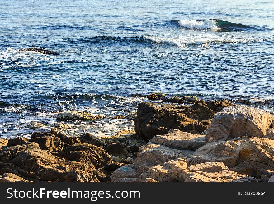 Sea ​​waves speed up near coastal cliffs