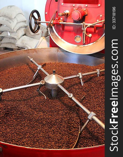 Device for coffee beans roasting and then airing fried beans.Circular movement stainless steel blades for drying fresh roasted coffee beans. Device for coffee beans roasting and then airing fried beans.Circular movement stainless steel blades for drying fresh roasted coffee beans.