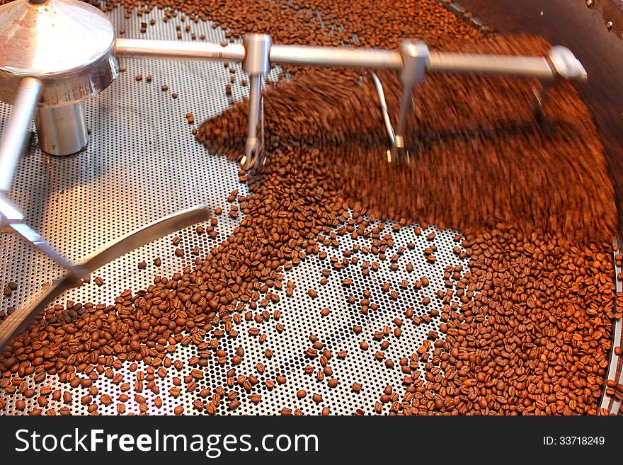 Blade circular device that performs the rotation aeration roasted coffee beans,