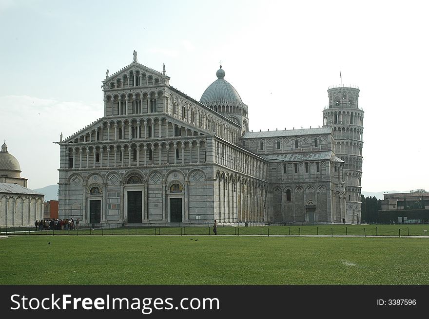 The palace and tower of piza was beautiful. The palace and tower of piza was beautiful