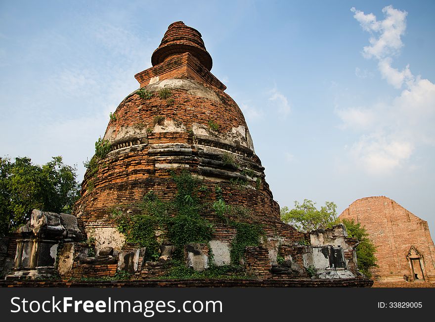 Big Pagoda at Wat Maheyong, Ancient temple in Ayutthaya, Thailan