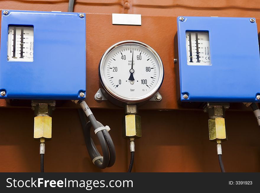 Pressure gauge an pressure controllers