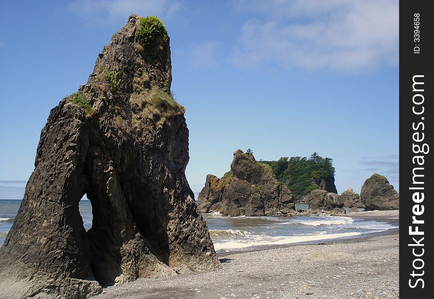 Ruby Beach is well known for their seastacks and it is located in Olympic National Park. Ruby Beach is well known for their seastacks and it is located in Olympic National Park.