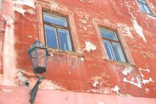 Grungy Medieval Facade With Old Lantern, Cesky Krumlov, Czech Republic Stock Photography Grungy Medieval Facade With Old Lantern, Cesky Krumlov, Czech Republic Stock Photography