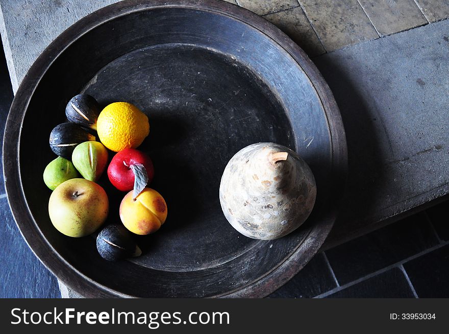 Fruit still-life in a round tray.