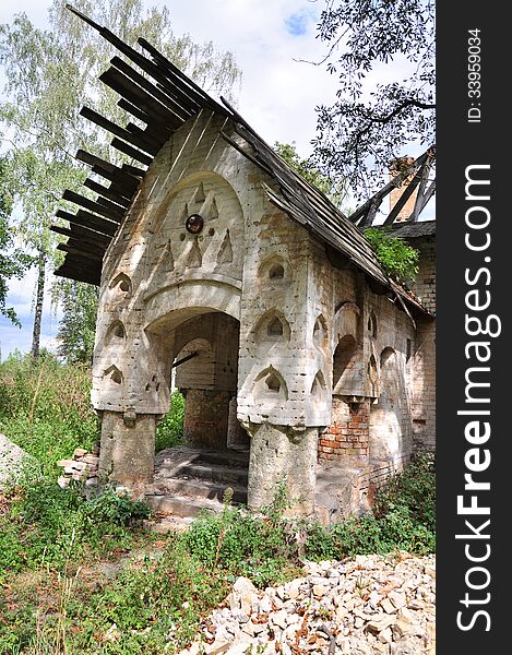 The cabin is a priest in the church, in a very interesting inside storonke.Vhod also destroyed, but can be restored and it is clear that attempts byli.Priglyadites, in the same style as the tserkov.Uzory and decorations. The cabin is a priest in the church, in a very interesting inside storonke.Vhod also destroyed, but can be restored and it is clear that attempts byli.Priglyadites, in the same style as the tserkov.Uzory and decorations.