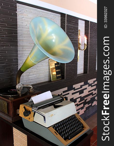 Retro gramophone and typewriter decoration in restaurant&bar