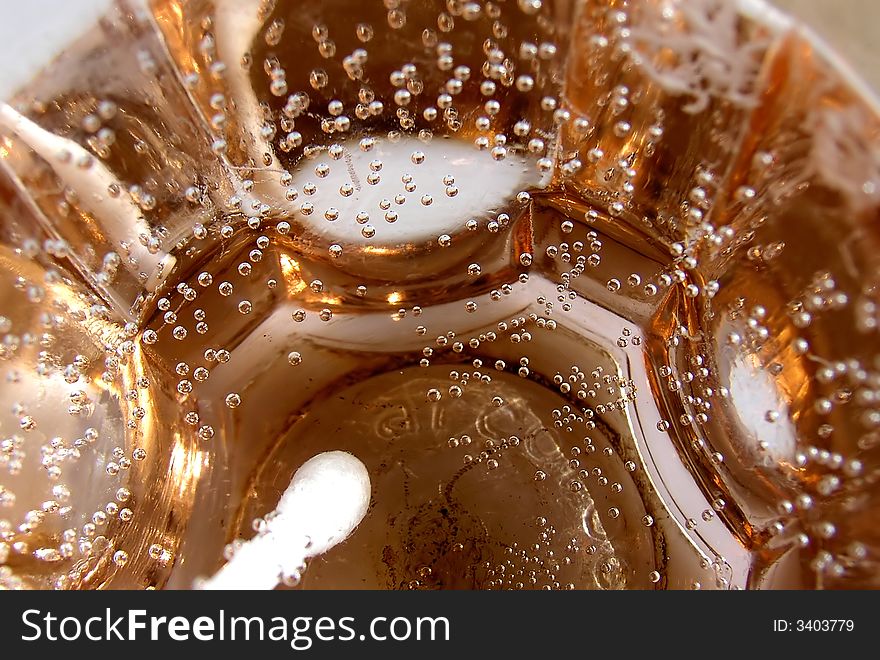 Air bubbles inside water glass