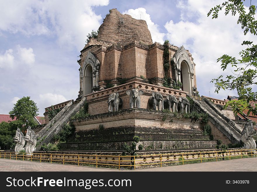 Wat chedi luang varaviharn chang mai thailand