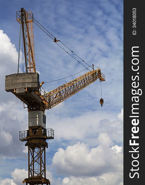 Tower cranes are a modern form of balance crane that consist of the same basic parts.