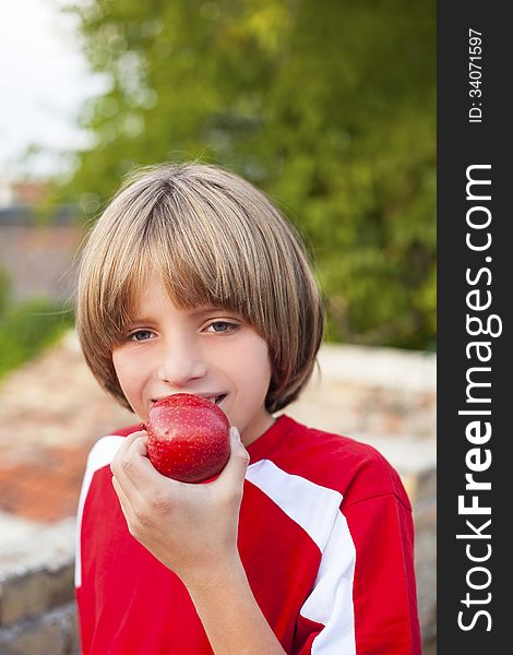 child eating apple