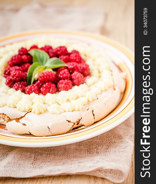 Pavlova meringue with cream and raspberries